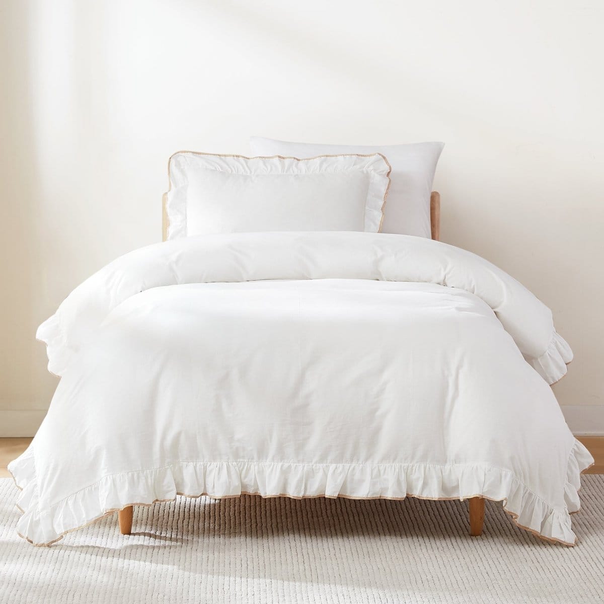 Shop Reyna contrast edge duvet cover at Totul.Shop. Modern design, 100% cotton. Quality bedding for elevated comfort. White with ruffle border.