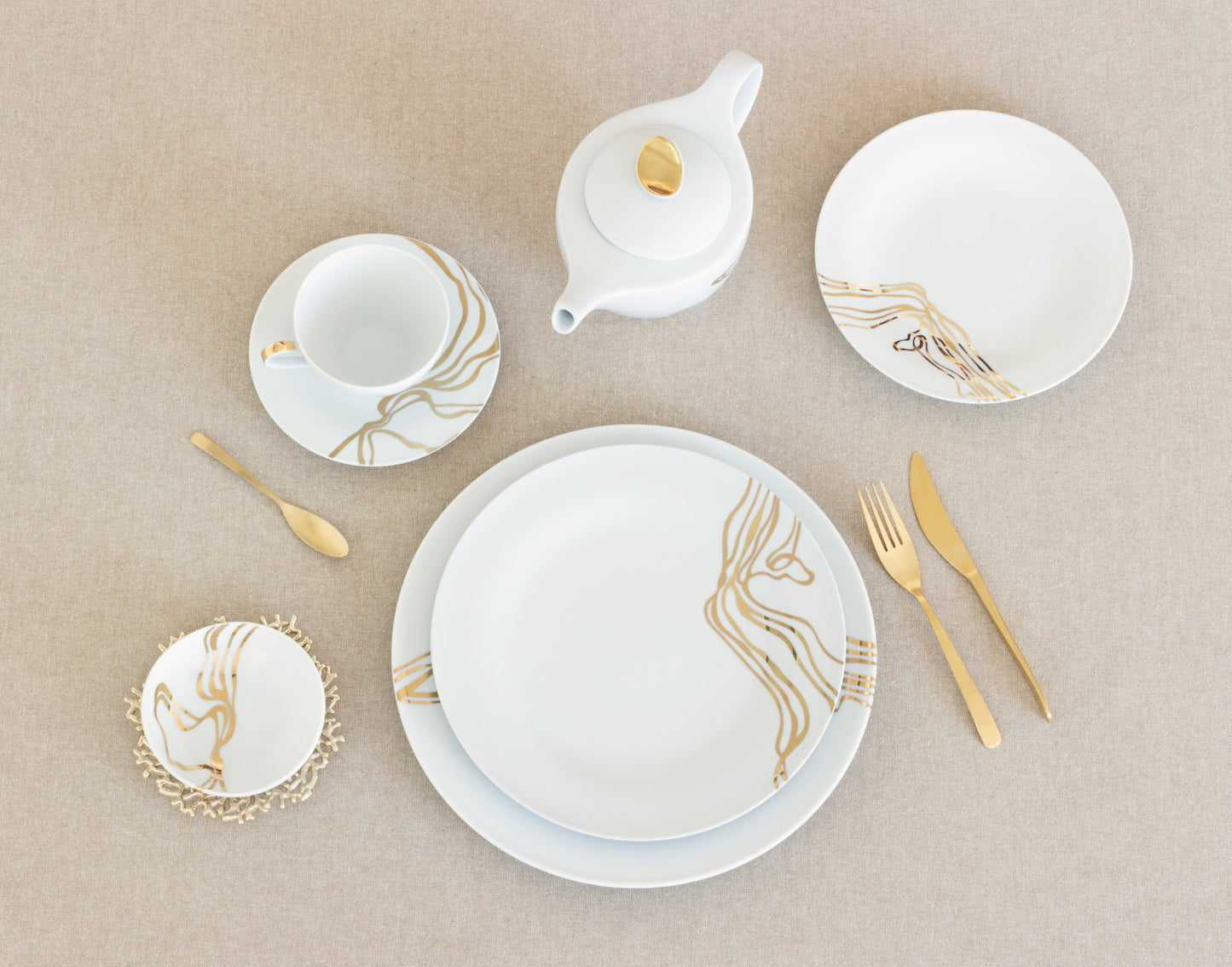 Fiume D'Oro 24-piece Dinner Setting - French porcelain with gold detail