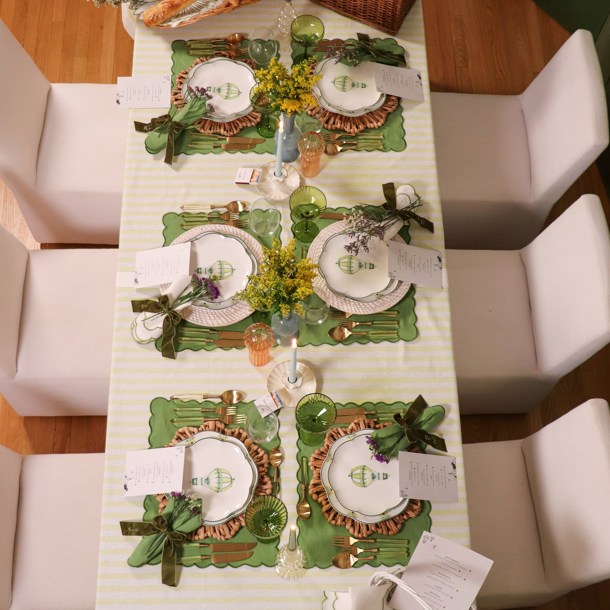 24-piece buttercream yellow cutlery set with gold-toned stainless steel. Service for 4 with luminous handles. Perfect for entertaining.