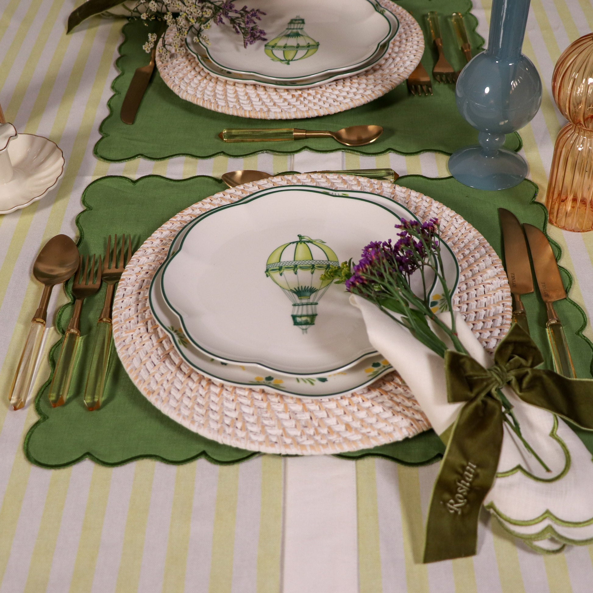 24-piece buttercream yellow cutlery set with gold-toned stainless steel. Service for 4 with luminous handles. Perfect for entertaining.